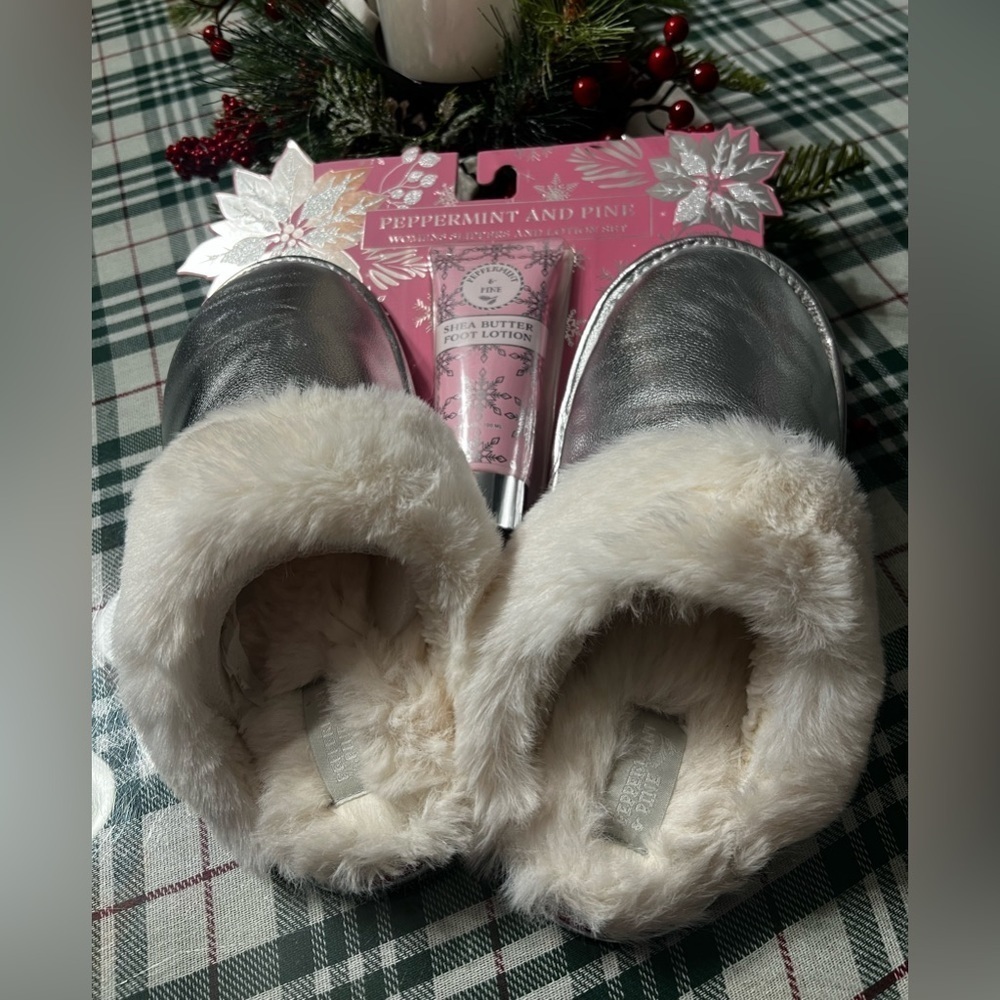 NWT-Slippers and Shea Butter Foot Lotion Gift Set